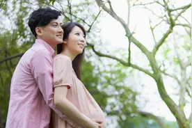 孕期需要散步，但孕早期孕晚期要注意，尤其这种散步方式还会伤胎图片