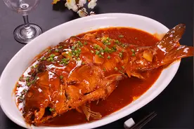大厨：分享正宗的红烧鱼，煎鱼“不粘锅”是关键，可以当做招牌菜视频封面