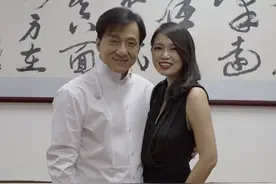 马来西亚美女艺术家用6万根筷子追星成龙，网友：成龙是看脸吧图片