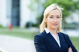 那个与台湾老板在一起的女孩子，女人还是要自爱自立图片