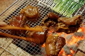 卤味猪蹄碰上烧烤，鲜嫩脆皮的结合体，太馋这口了图片