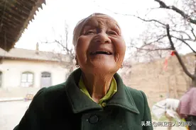 生有7个女儿的87岁农村老奶奶，独居2座大院，看她生活成啥样图片