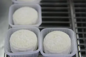 广东冰皮榴莲月饼走红，一年销量超2000万，老板娘被赞为榴莲西施图片
