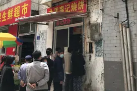 济南这家藏在巷子里的小吃，只有一个外卖破窗口，顾客每天排长队图片