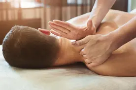 有一种腰痛是癌症在“预警”，发现就是晚期，腰痛的人要当心了图片