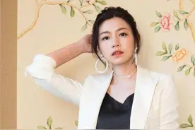 陈妍希热衷健身，白西装配黑短裙，瘦下来的她有多惊艳？图片