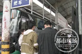 长途客车上38名乘客 只有4人是正规购票 剩下34人全部躲过安检图片