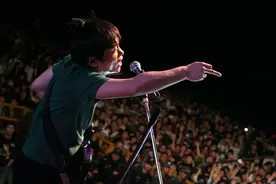 重塑雕像的权利在国外表演，底下老外的反应和国内是一样的图片