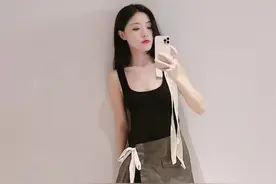 “小姨妈”邓家佳才是腿精，穿背心靠墙站，奔4的年纪却像小姑娘图片