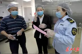 感受到了“食不言、寝不语”，武汉高三学子在校这样进餐图片