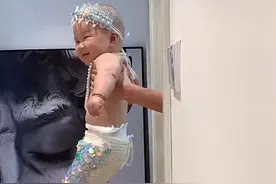 妈妈自制道具，将儿子打扮成美人鱼，网友：人工饲养的图片