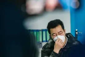 凌晨三点，李文亮的最后一句“留言”里，100万人在哭泣图片