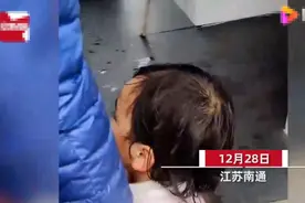 2岁女娃不肯陪宝爸进厕所，气得直吐槽：“上厕所不会自己去？”图片