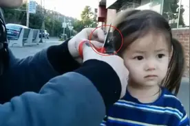 爸爸突发奇想，上学路上把女儿辫子剪了，网友：等着回家挨骂吧图片