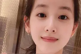 章泽天公园健身学老大爷用鞭子抽陀螺，路人吆喝叫好就像江湖卖艺图片