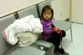 产妇深夜生二胎，产房外6岁女儿独自等候，孩子的话让医生落泪图片