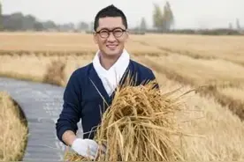 舌吻林心如，得罪陈道明？被黑了10年的周杰，靠种田成亿万富豪图片