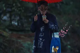 37岁雷佳音越来越有魅力，拍摄世外写真大片，集文艺与逗趣于一身图片