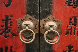 铁匠出上联“铁锤打铁铲，铁打铁”，木匠给出的下联，堪称经典图片