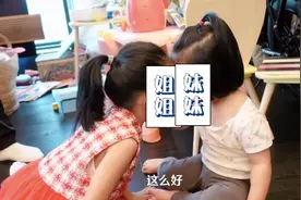 张子萱和陈赫带女儿外出就餐，街边蹦跶秀幸福，姐妹俩亲吻超有爱图片