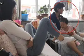 宝宝躲在姥姥怀里，认为在这欺负小姨会很安全，可结果却失策了图片