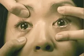 单亲妈妈带女儿嫁人，继父做尽坏事，妈妈却默不作声！视频封面