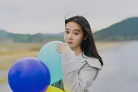 比关晓彤红的还早的“国民闺女”，快30岁了，依然满脸胶原蛋白图片