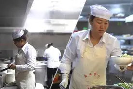 焦点访谈丨从家庭妇女到后厨主管，她的变化从何而来？图片