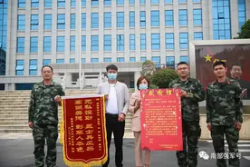 刘师傅两口子千里送锦旗，背后故事好暖心图片
