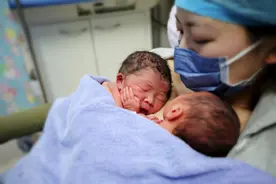 早产宝宝也想要爱的抱抱 上海一妇婴为妈妈准备“袋鼠口袋”图片