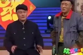 这才是春晚小品，赵四赵本山同台堪称笑点轰炸机，观众捧腹大笑图片