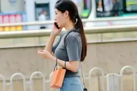 街拍：明眸善睐的美女，一件灰色短袖配浅色牛仔裤，青春活力气息图片