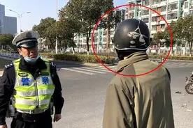 戴头盔保住生命！江苏无锡老人送锦旗感谢交警两次处罚自己图片