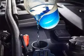 防冻液为啥还分不同的颜色？修车师傅：里面学问大着呢图片