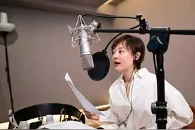 孙俪又轻松美出圈了，穿白衬衫自带高级感，还是短发气质更出众图片