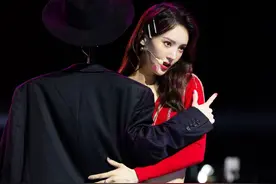 黄圣依吴昕等穿露脐装热舞 30+姐姐秀蛮腰曲线超绝图片