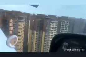小飞机超低空飞越成都市区！网友：太危险！望严惩图片