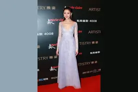 张天爱的V领搭配还挺大胆的，但上身太骨感，少了点女人味图片
