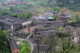 重庆军工厂遗址，满目疮痍难掩昔日辉煌，破旧山洞铸就赫赫战功图片