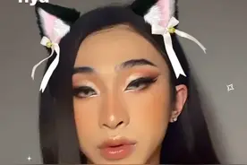 又作妖！伊能静儿子穿蕾丝吊带出镜，变猫系少女真辣眼睛图片