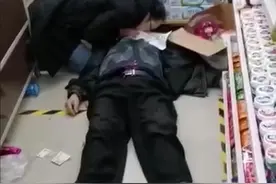 惊呆！他突然摘掉口罩，接下来的举动让围观的人意外图片