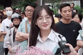 清纯小女孩送花给高考男孩火了，手上的花表明一切，网友：酸了图片