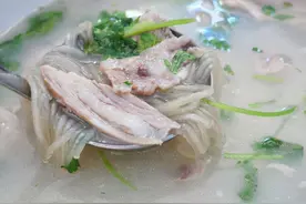 洗羊肉，直接用水洗等于白洗，多做这几步，腥膻味全无，鲜味十足图片