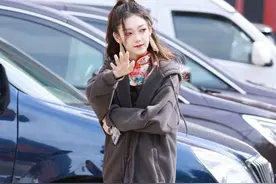 希林娜依·高嫌旗袍太长，裙摆被剪成彩带，不耽误秀腿效果惊艳图片