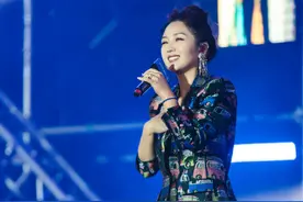 何洁瘦腿成功就是敢穿，穿印花西装凹“下衣失踪”，果然抢镜不少图片