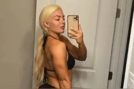 WWE女星居家隔离期间都干啥？有人晒比基尼照，有人游泳！图片