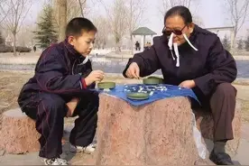 爷爷带2岁孙子用“肚子”荡秋千，姿势别出心裁，就是有点危险图片
