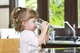 一对双胞胎兄弟，哥哥每天喝牛奶，弟弟喝豆浆，对成长有什么影响图片