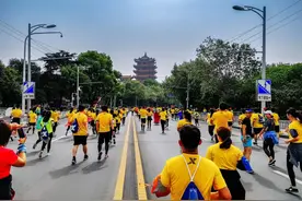 著名表演艺术家陆鸣演绎武汉方言版《武汉姑娘伢》图片
