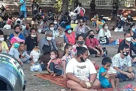 泰国贫困百姓聚集在公园坐上一整天，只求好心人能施舍口饭吃图片